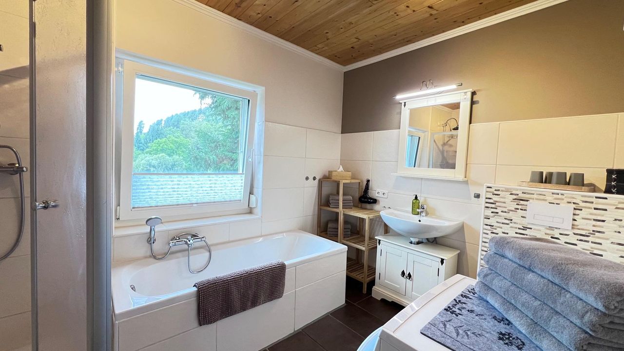 Bad mit Dusche/WC/Badewanne Bad mit Dusche/WC/Badewanne
